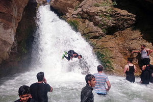 آب تنی در دربند شهرستان صحنه+عکس