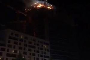 فیلم/ آتش‌سوزی در آسمان‌خراش در حال ساخت