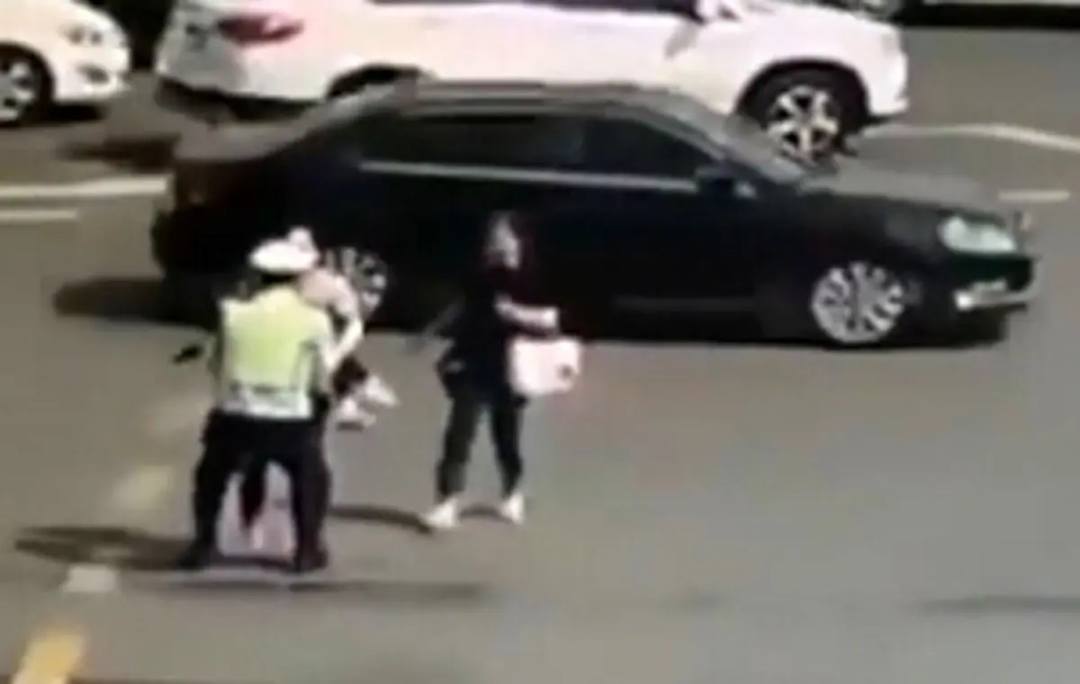 تلاش فداکارانه پلیس برای نجات جان دختربچه +فیلم