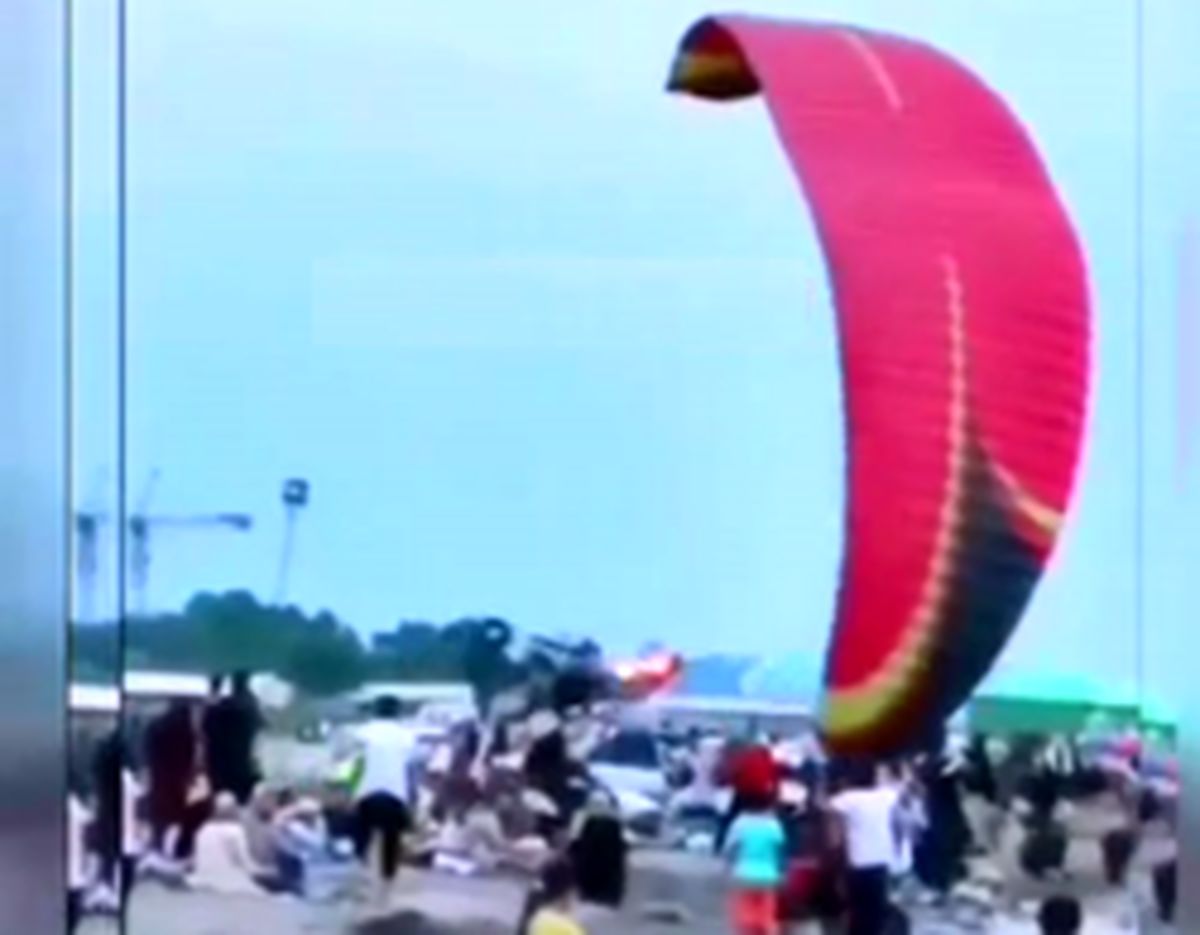 ویدئویی از لحظه سقوط پاراگلایدر در ساحل سلمانشهر