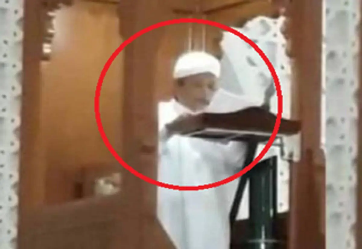لحظه مرگ امام جماعت حین سخنرانی روی منبر +فیلم
