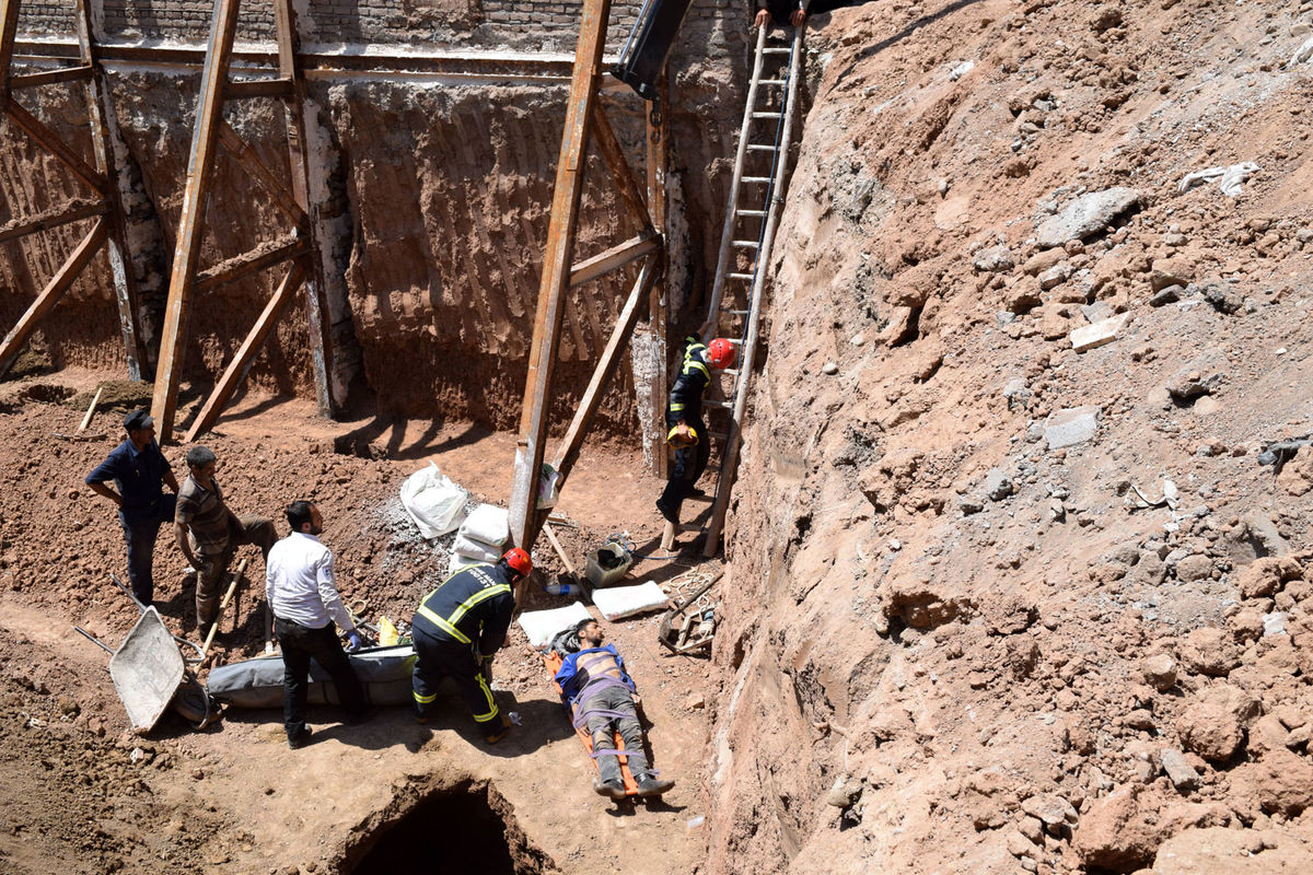 نجات کارگر ساختمانی زیرآوار مانده در نیشابور