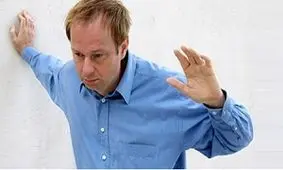 چرا گاهی اوقات هنگام بلند شدن دچار سرگیجه می‌شویم؟