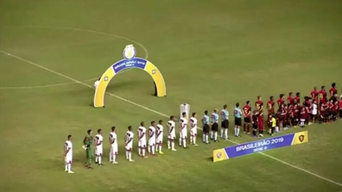 وقتی سرود ملی برزیل با تلفن همراه پخش می‌کنند!