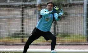 تشویق رحمتی جلوی باشگاه استقلال