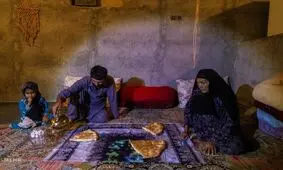 ساده ترین افطار پای سفره محرومان