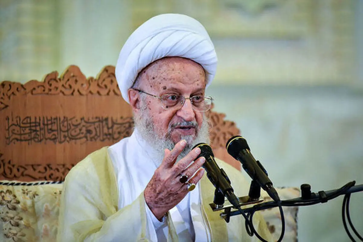 پیشنهاد آیت‌الله مکارم شیرازی برای حل مشکلات اقتصادی/ پخش سرودهای مبتذل با رقص در مدارس پذیرفتنی نیست