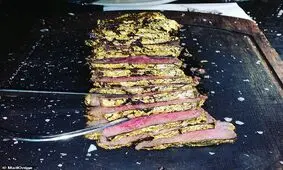 ساندویچ استیک ۳۴۰ دلاری با روکش طلا در دبی + عکس