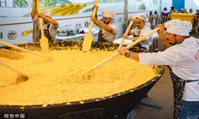 تهیه بزرگترین املت با بیش از ۷۰۰۰ تخم‌مرغ در روسیه + تصاویر