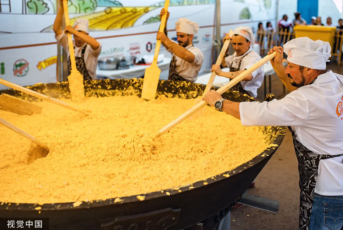 تهیه بزرگترین املت با بیش از ۷۰۰۰ تخم‌مرغ در روسیه + تصاویر