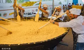 تهیه بزرگترین املت با بیش از ۷۰۰۰ تخم‌مرغ در روسیه + تصاویر