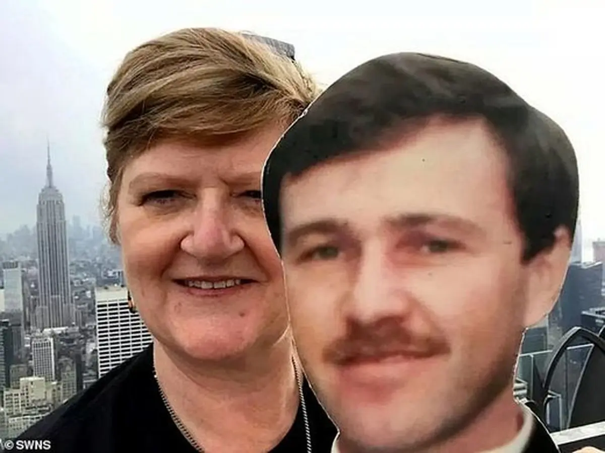 زنی که جهان را با عکس همسرش زیر پا می‌گذارد + عکس