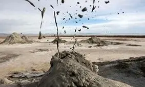 فوران دیدنی کوه گِل فشان ایران+ فیلم