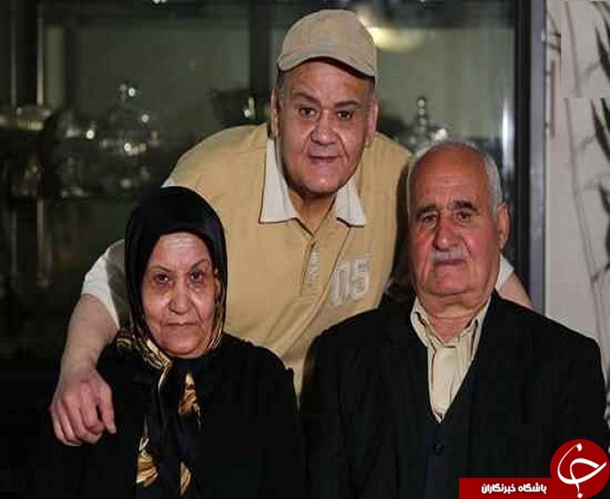 اکبر عبدی در کنار پدر و مادرش + عکس
