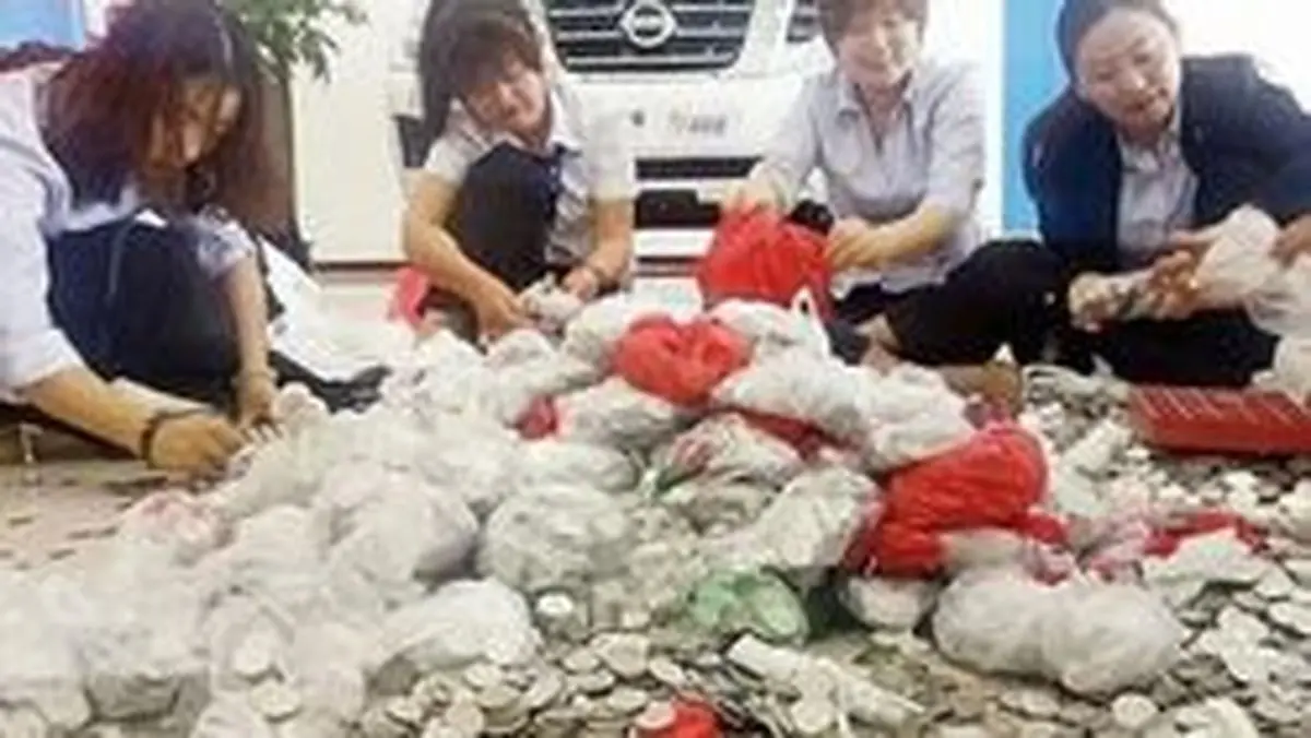 خرید خودرو با پول خرد توسط یک زن