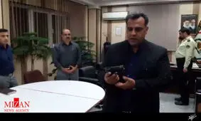 واکنش یک وکیل دادگستری به نمایش اسلحه نجفی توسط خبرنگار+عکس