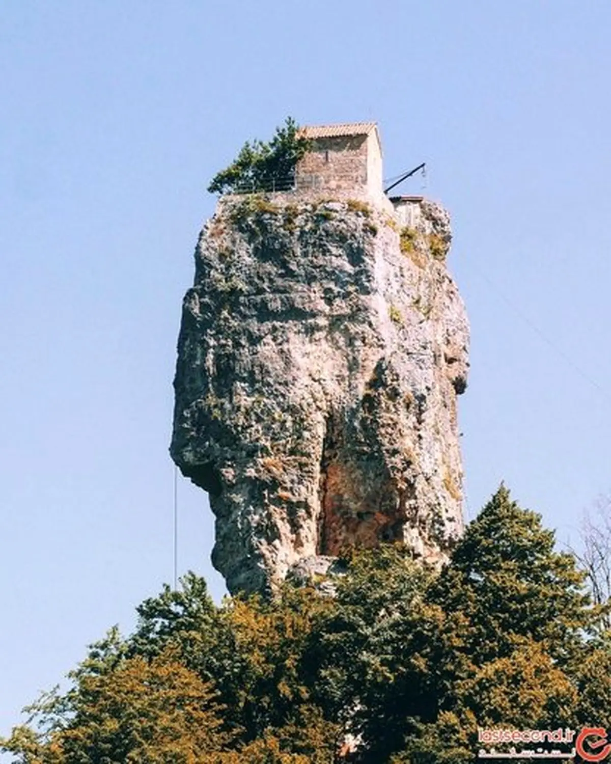 اینجا عجیب‌ترین و تک افتاده‌ترین محل عبادت بشر روی زمین است! +تصاویر