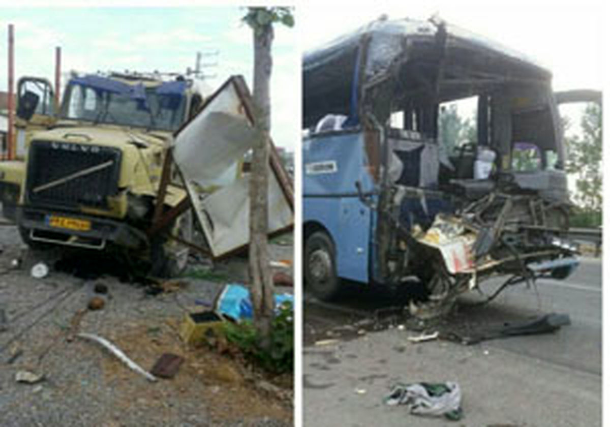 مصدومیت ۱۲ نفر در برخورد شدید اتوبوس با کامیون