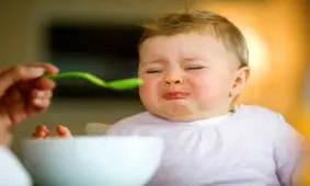 بد غذا خوردن کودک، خوش آب و رنگ دوست داره