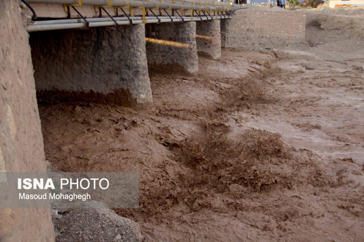 بارش شدید باران و سیلابی شدن مسیل‌ها در مهدیشهر و سمنان +عکس