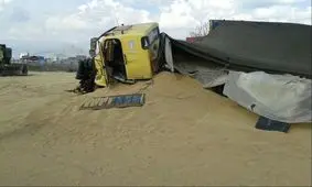 کامیون حامل ۱۰ تن گندم در غرب گلستان واژگون شد