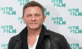 جیمز باند دست به عصا شد+عکس