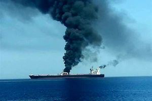 انفجار دو نفت‌کش مرتبط با ژاپن در دریای عمان همزمان با سفر شینزو ابه به تهران / آیا پای "تیم بی" در میان است؟