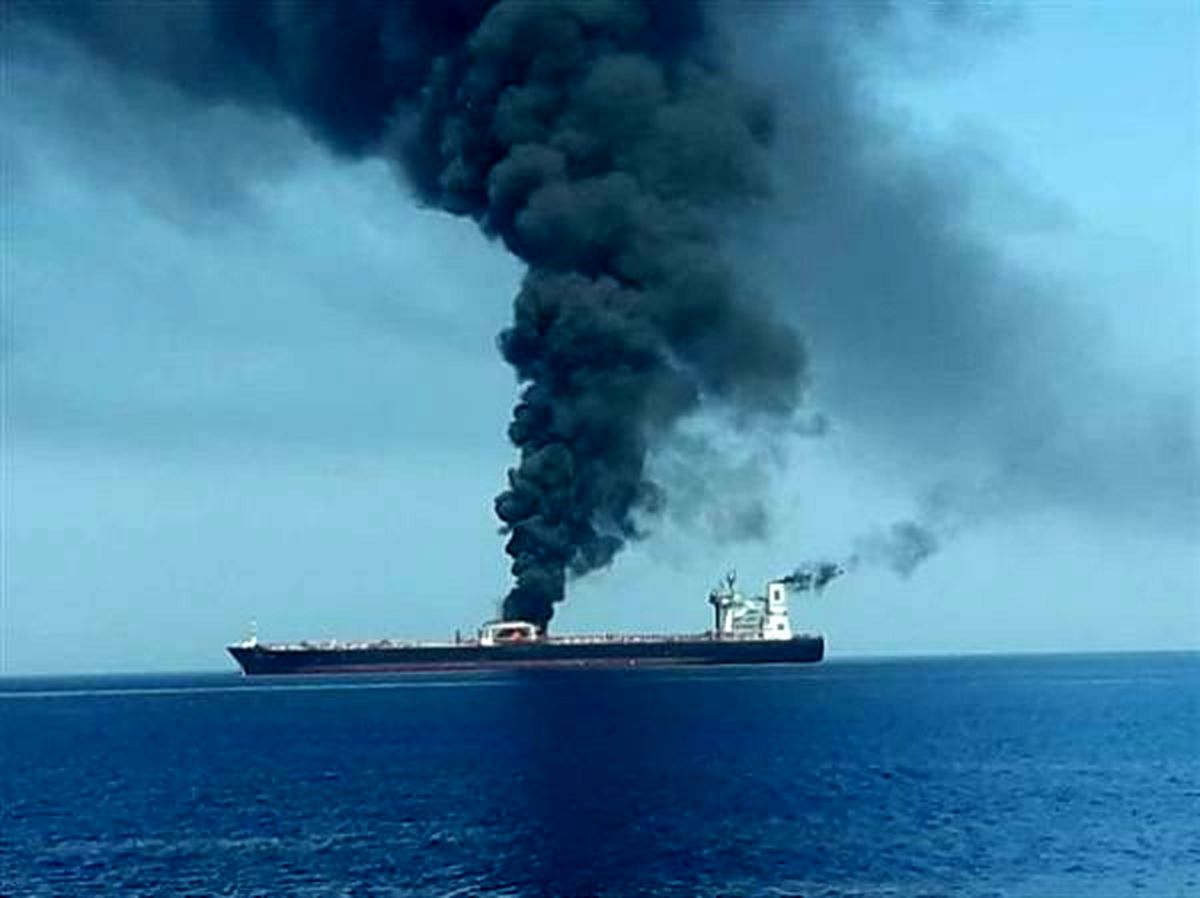 انفجار دو نفت‌کش مرتبط با ژاپن در دریای عمان همزمان با سفر شینزو ابه به تهران / آیا پای "تیم بی" در میان است؟