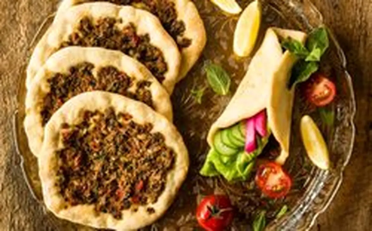 طرز تهیه ساده پیتزا ترکی لهمجون با سس سیر