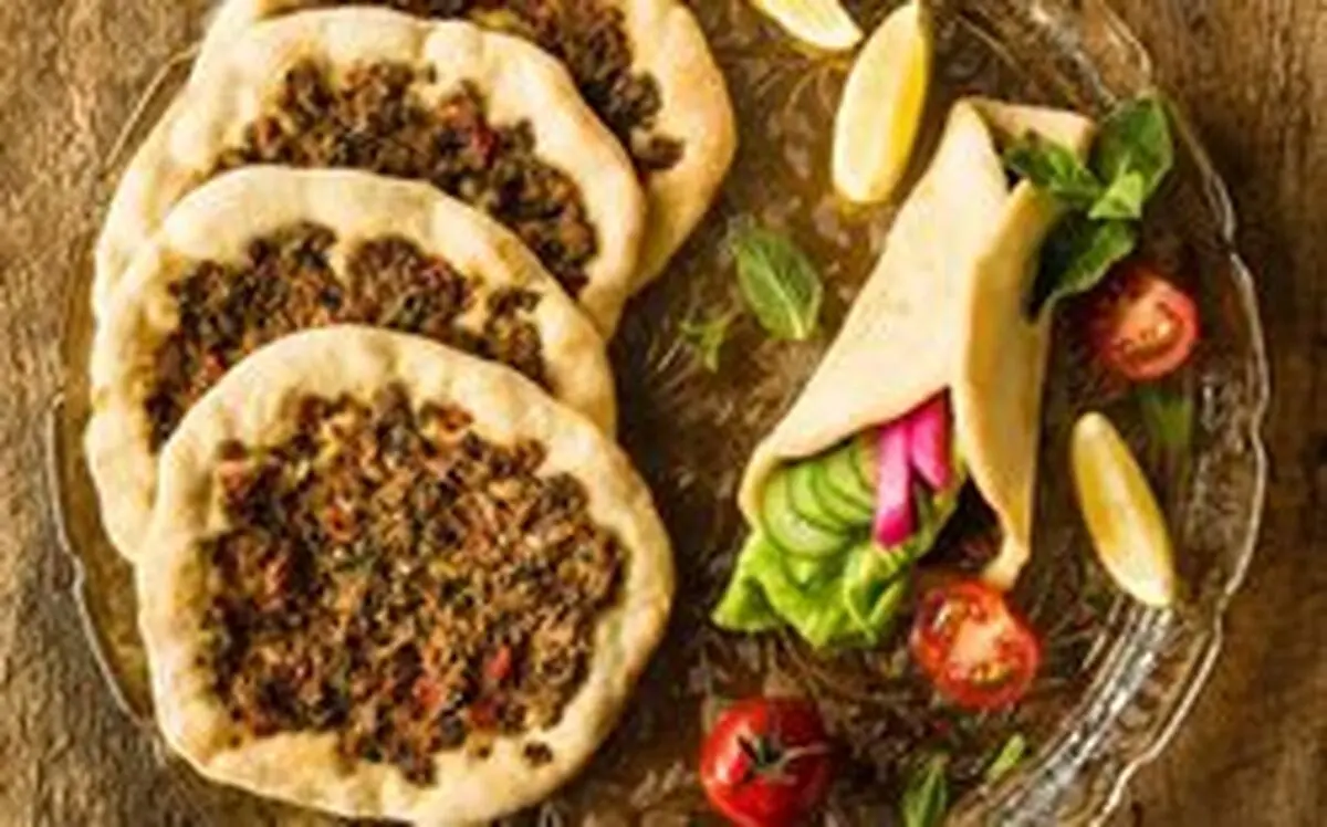 طرز تهیه ساده پیتزا ترکی لهمجون با سس سیر