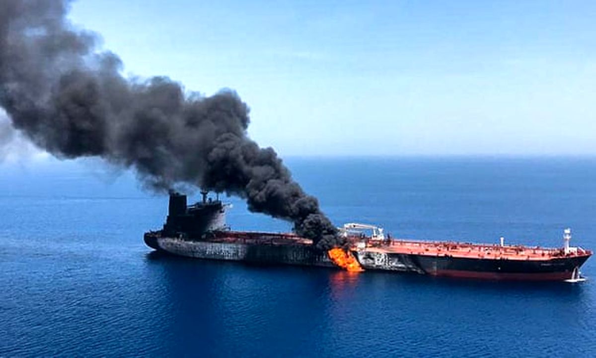 گاردین: حمله به دو نفتکش در دریای عمان اتفاقی شوم است؛ آیا ایران و آمریکا در مسیر برخورد قرار گرفته اند؟ / آتش سوزی در نفتکش ها می تواند تبدیل به حریقی بزرگی در خاورمیانه شود