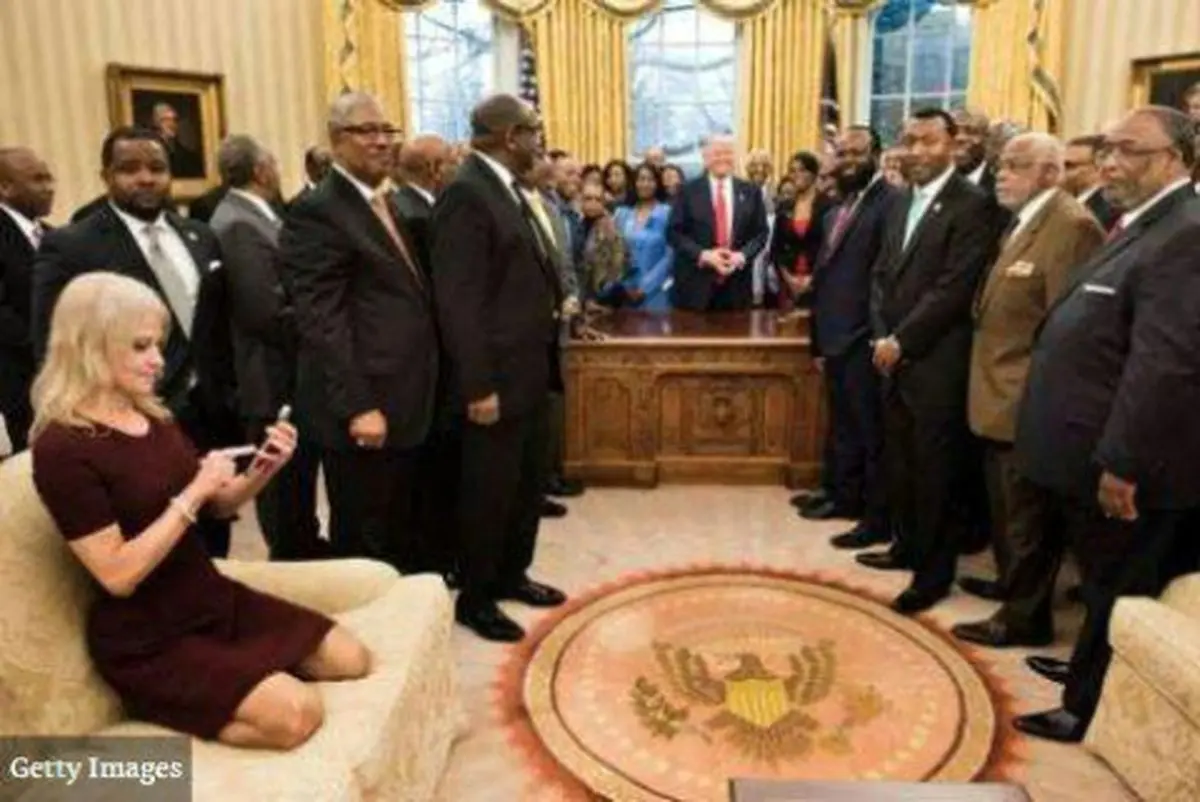 انتقاد از طرز نشستن مشاور ترامپ روی مبل دفتر او