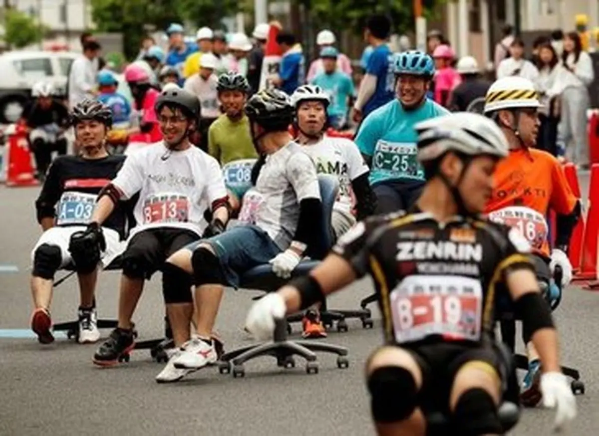 مسابقه با صندلی‌های چرخ‌دار اداری در ژاپن! +عکس