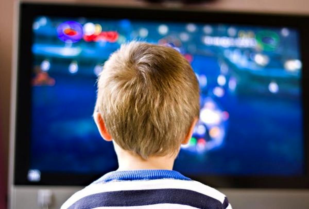 تماشای برنامه‌های هیجان محور و گفت‌وگو محور مناسب کودکان نیست/والدین تا چه زمانی باید روی تلویزیون دیدن کودکان نظارت داشته باشند؟