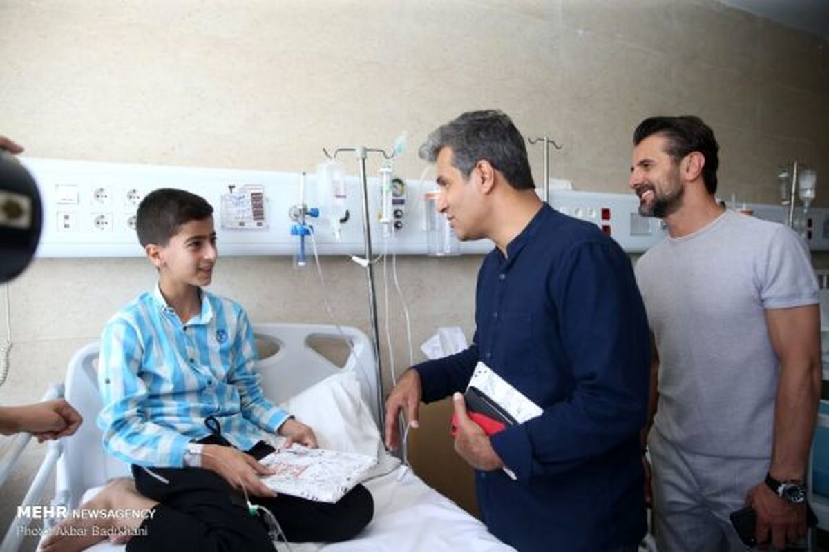 داوران عصر جدید در کنار بچههای بیمارستان مفید+ عکس