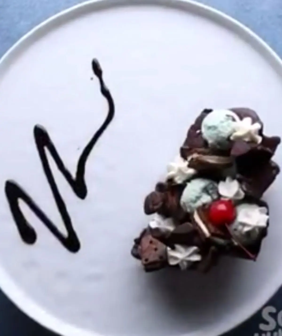 تزيين دسر ها با شكلات