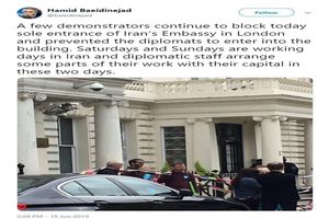 مسدودکردن ورودی سفارت ایران در لندن توسط چند معترض
