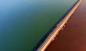 تصاویری از آب‌های دو رنگ دریاچه ارومیه