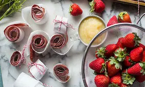 طرز تهیه لواشک‌های خوشمزه با میوه‌های بهاری