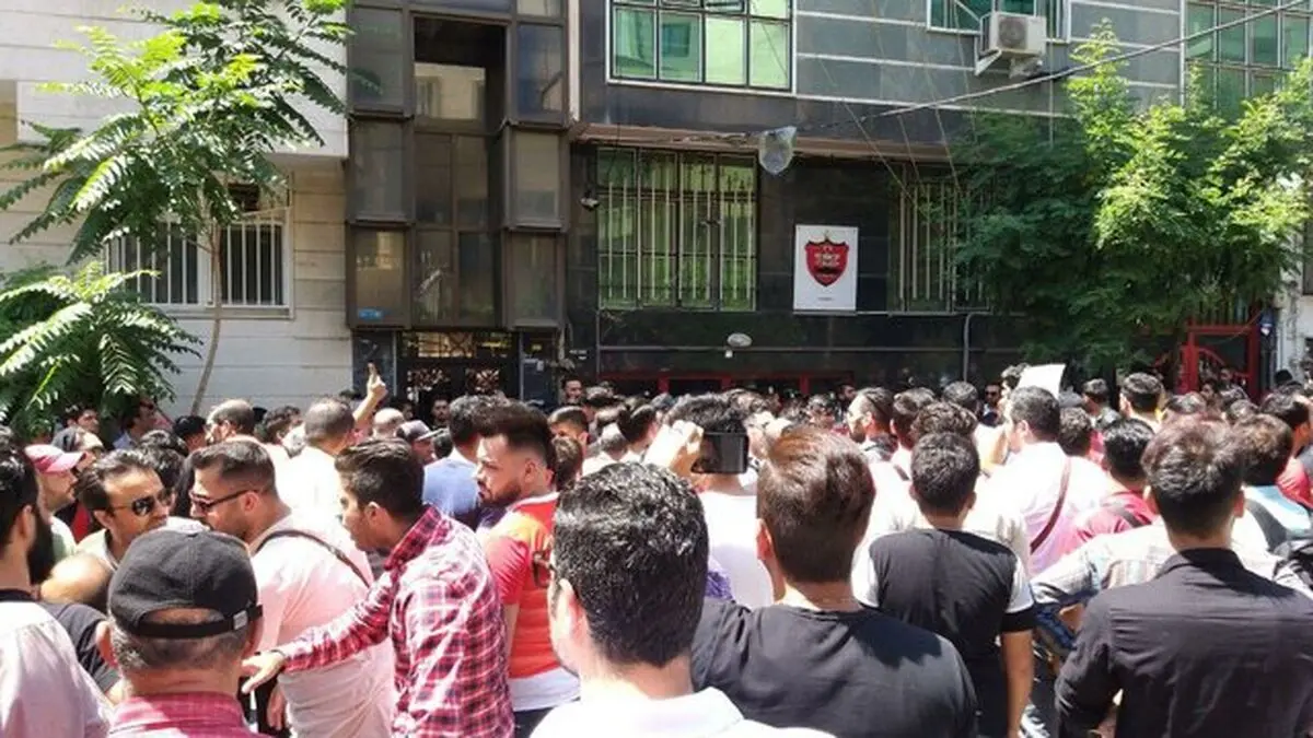 شعار علیه عرب مقابل ساختمان پرسپولیس