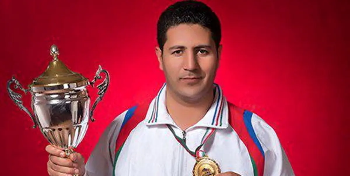 این کت به تن سرمربی بوکس گشاد است