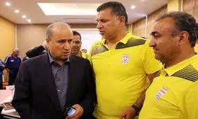 رئیس فدراسیون در کنار مربیان پروفشنال