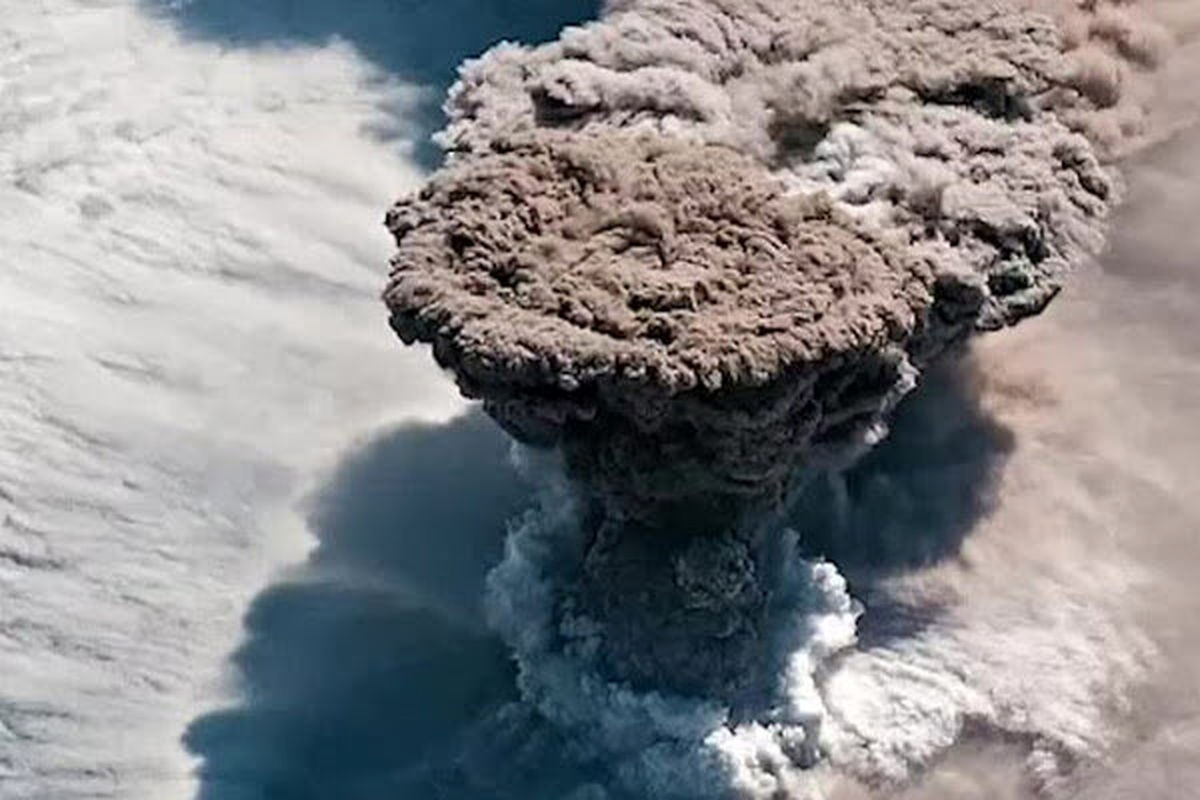 غرش آتشفشان "رایکوک" روسیه از منظر فضا/ عکس