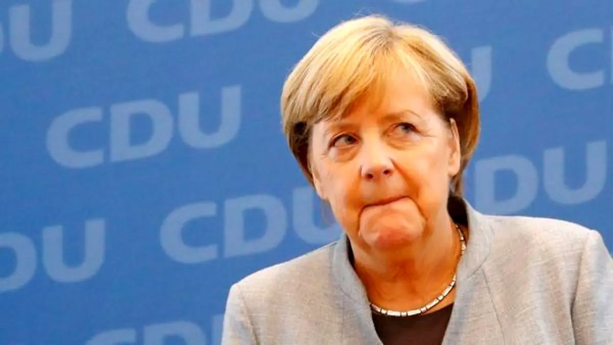 مرکل باز هم در یک مراسم رسمی به لرزه افتاد! + ویدیو