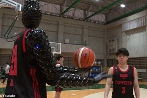 ربات بسکتبالیست(ویدئو)