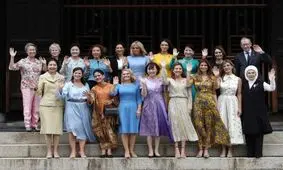 تصویری از همسران رهبران حاضر در اجلاس G۲۰ / مردی که در عکس دست تکان می دهد، کیست؟