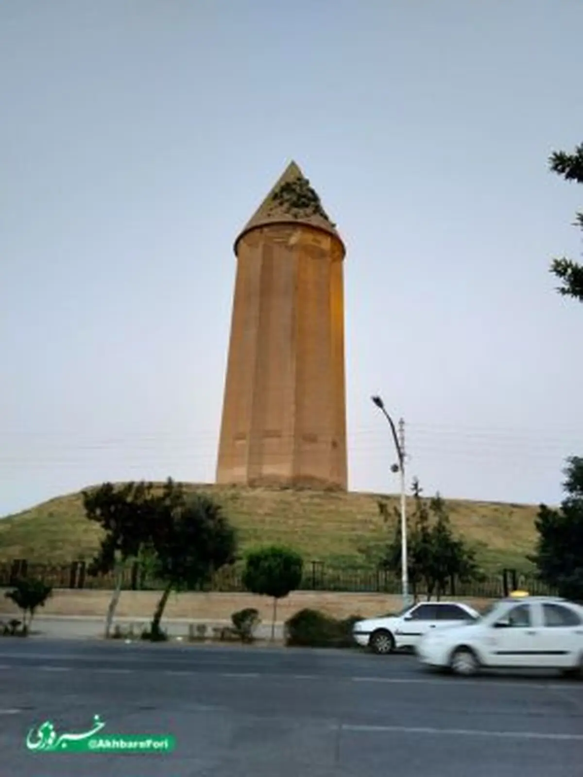 سبزه‌هایی که بر گنبد بزرگترین برج آجری جهان روییده