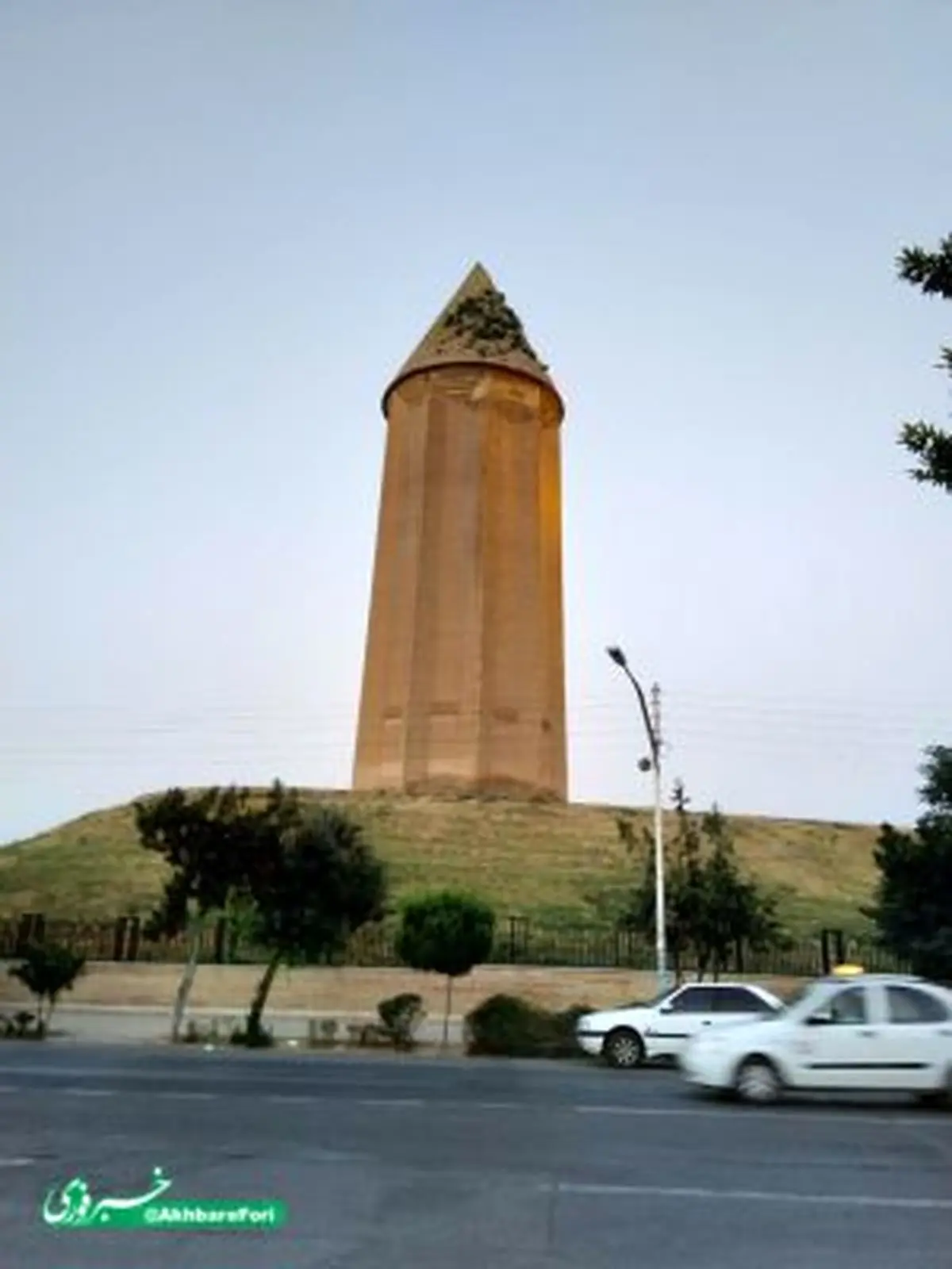 سبزه‌هایی که بر گنبد بزرگترین برج آجری جهان روییده