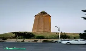 سبزه‌هایی که بر گنبد بزرگترین برج آجری جهان روییده