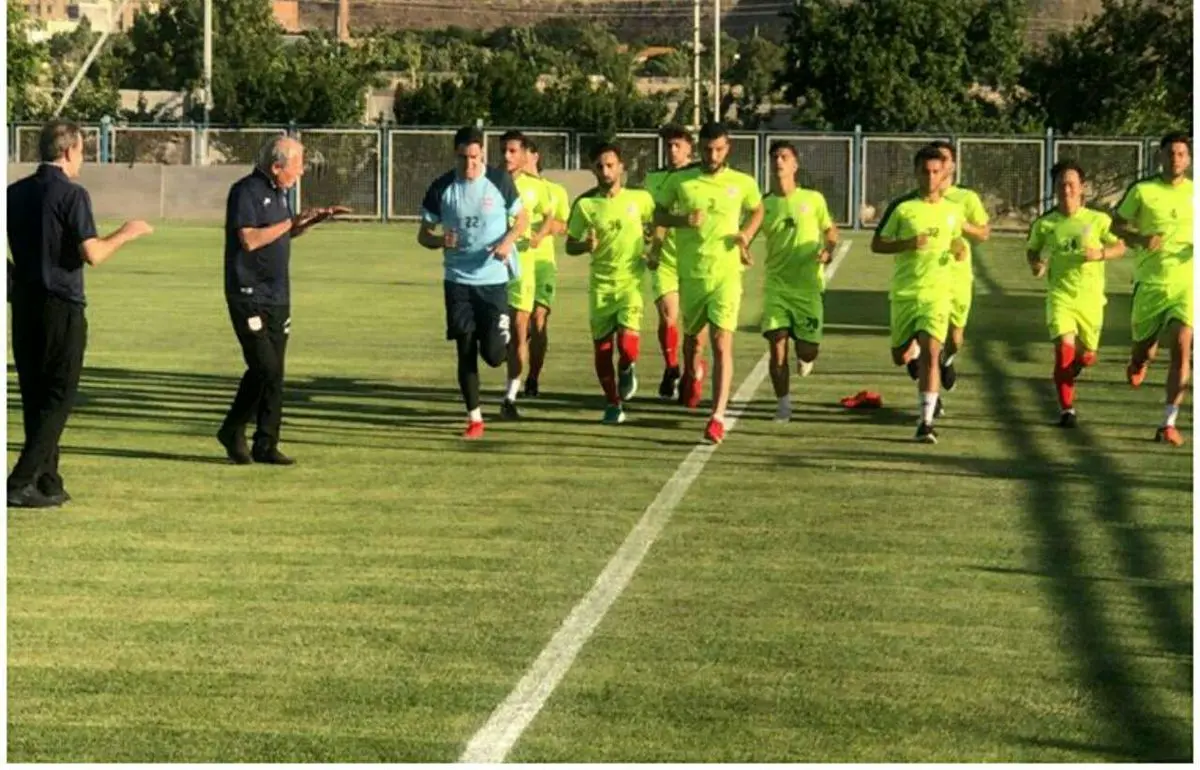 دنیزلی پشت فرمان تراکتور نشست